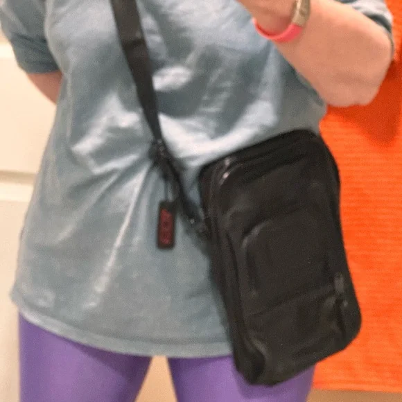 RARE! TUMI black Napa leather crossbody bag w/adjustable shoulder strap. - Picture 2 of 9